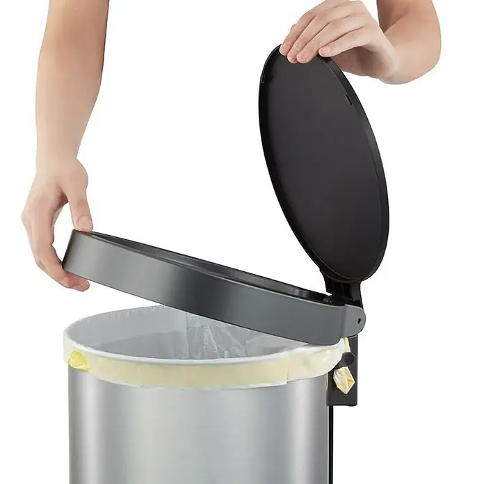 Proregal Treteimer Treteimer aus mattem Edelstahl - 35 l, Edelstahl, Silber - Nahaufnahme eines silbernen Treteimers, dessen Deckel und Spannring von Händen geöffnet werden, um den Müllbeutel zu wechseln.