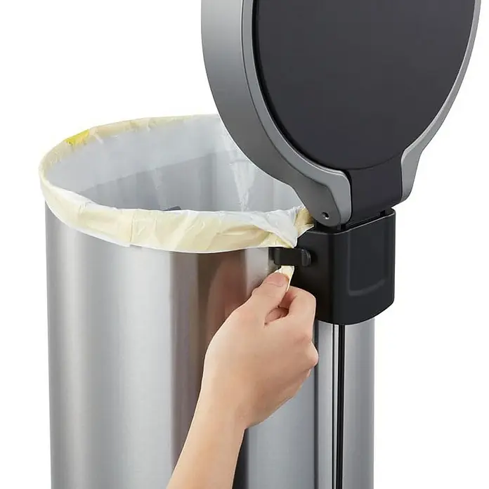 Proregal Treteimer Treteimer aus mattem Edelstahl - 35 l, Edelstahl, Silber - Ein Edelstahl-Abfalleimer mit offenem Deckel und einer Hand, die einen Müllbeutel befestigt. Der Fokus liegt auf der praktischen Anwendung des Mülleimers.