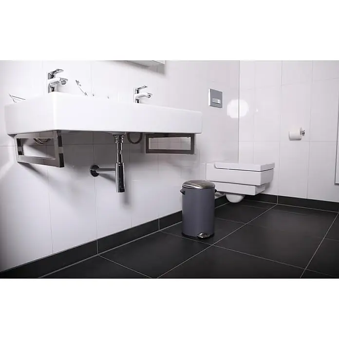 Proregal Treteimer Retro Treteimer mit markanten Griffen und Kugelkappe - 12 l, Kunststoff, Grau - Badezimmer mit modernem Waschbecken und grauem Mülleimer auf schwarzen Fliesen, weiße Fliesen an der Wand.