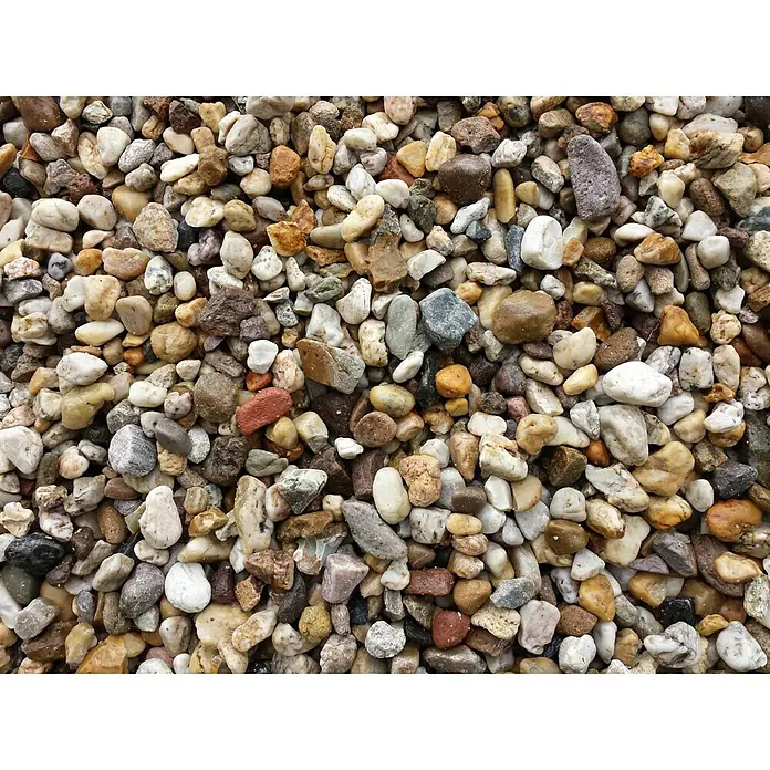 Kies - Körnung: 16 mm - 32 mm, Bunt, 850 kg - Nahaufnahme von verschiedenfarbigen Zierkieseln, ideal für Gartenwege und dekorative Zwecke.