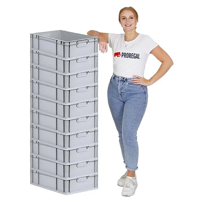 Proregal Euroboxen-Set 10x Eurobox NextGen Economy mit Auflagedeckel und 4x Verschlüsse Grün - L x B x H: 60 x 40 x 17 cm, Kunststoff, Grau, 10 Stk. - Graue Lagerboxen mit praktischen Griffen, ideal für Ordnung und Lagerung, präsentiert von einer freundlichen Dame.