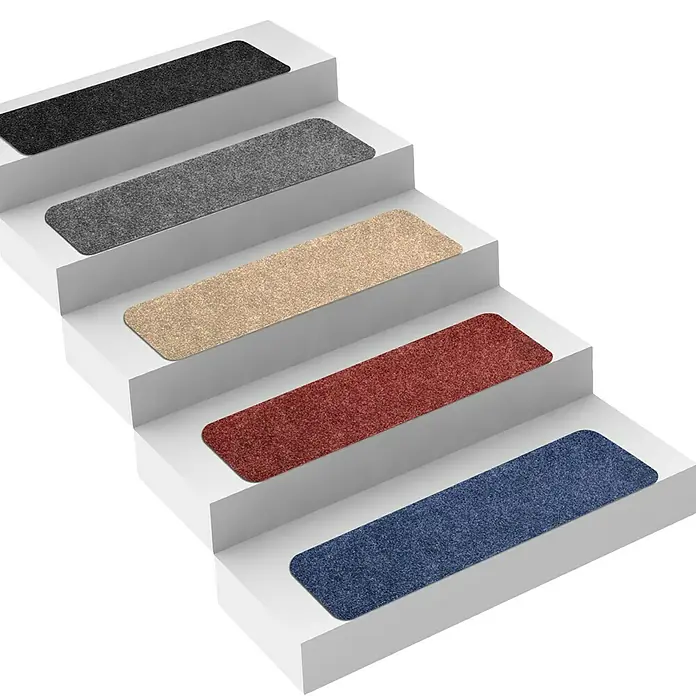 Stufenmatte Leipzig - 60 x 25 cm, 100 % Polypropylen, Anthrazit - Stufenmatte: Eine Treppe mit fünf Stufenmatten in den Farben Schwarz, Grau, Beige, Rot und Blau.