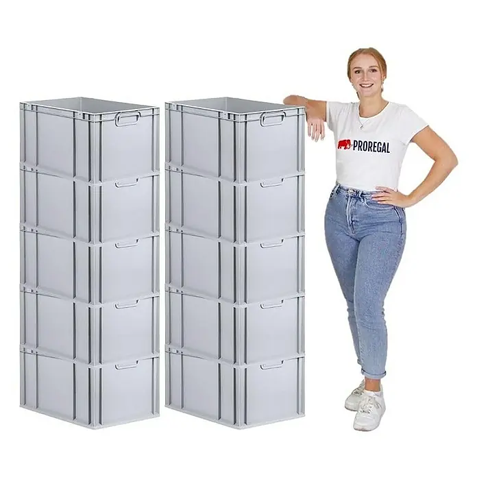 Proregal Euroboxen-Set 10x Eurobox NextGen Economy mit Scharnierdeckel und gelben Verschlüssen - L x B x H: 60 x 40 x 32 cm, Kunststoff, Grau, 10 Stk. - Zwei Stapelboxen aus Kunststoff, die jeweils sechs Fächer haben, stehen neben einer Frau, die sich an einem der Stapel anlehnt.