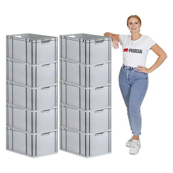 Proregal Euroboxen-Set 10x Eurobox NextGen Grip mit Auflagedeckel inkl. 4 gelben Verschlüssen - L x B x H: 60 x 40 x 32 cm, Kunststoff, Grau, 10 Stk. - Graue Lagerboxen, gestapelt, mit einer Frau, die sich an einen Stapel lehnt. Ideal für Lagerung und Organisation.