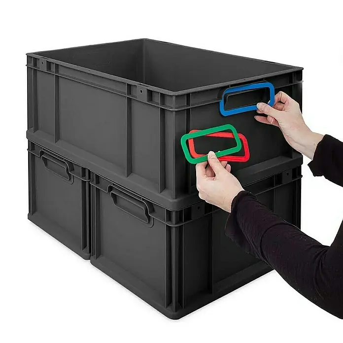 Proregal Euroboxen-Set 10x Eurobox NextGen Color mit Scharnierdeckel und Verschlüssen - Kunststoff, Schwarz, Blau, 10 Stk. - Bild von grauen, stapelbaren Kunststoffboxen mit bunten Griffen, die von Händen gehalten werden, ideal für Lagerung und Organisation.