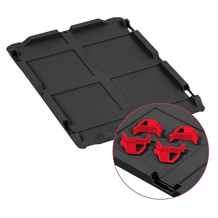 Proregal Euroboxen-Set 10x Eurobox NextGen Color mit Auflagedeckel und Schiebeschnappverschlüsse - Kunststoff, Schwarz, Rot, 10 Stk. - Schwarze Kofferraumwanne mit vier roten Befestigungsclips für eine sichere Gepäckorganisation im Fahrzeug.