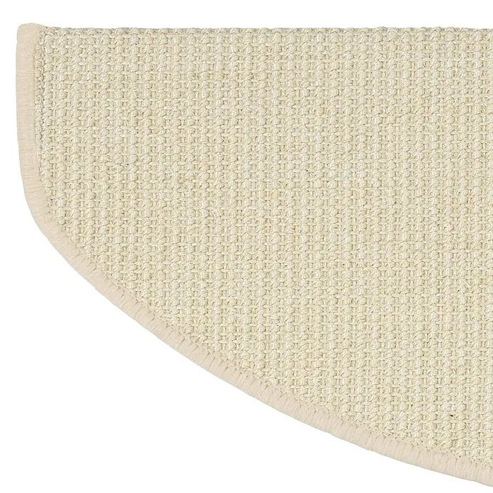 Stufenmatte Sisal - 65 x 23,5 cm, Elfenbein, Halbrund - Nahaufnahme eines beigefarbenen Sisalteppichs mit Fransen, der Textur und natürliche Schönheit zeigt.