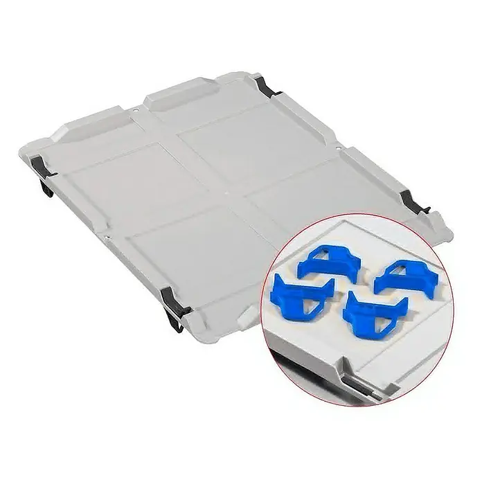 Proregal Euroboxen-Set 5x Eurobox NextGen Grip mit Auflagedeckel inkl. 4 blauen Verschlüssen - L x B x H: 60 x 40 x 32 cm, Kunststoff, Grau, 5 Stk. - Das Bild zeigt eine graue, modulare Schubladenwanne mit schwarzen Griffen und blauen Halteclips in einem kreisförmigen Ausschnitt.