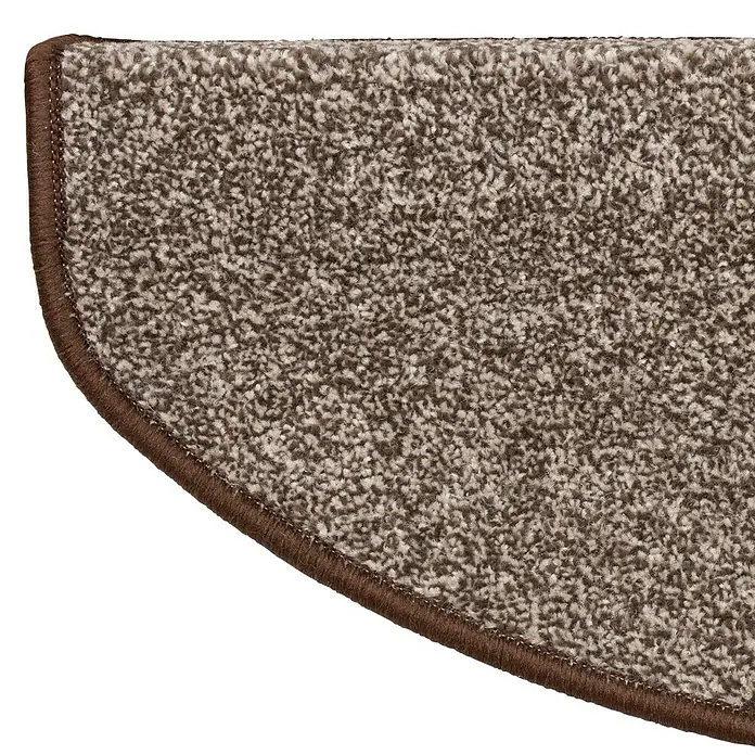 Stufenmatte Lyon - 65 x 23,5 cm, Braun, Halbrund - Nahaufnahme einer braunen Teppichstufe mit kurzem, strukturiertem Flor und dunkler Umrandung. Ideal für Treppen.
