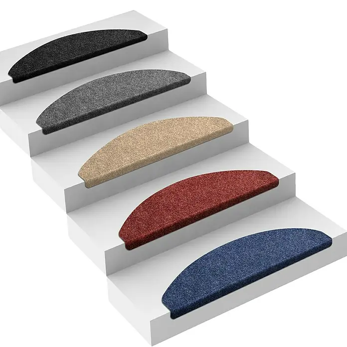Stufenmatte Leipzig - 64 x 21 cm, Anthrazit, Halbrund - Treppenstufenmatten in verschiedenen Farben auf einer Treppe.