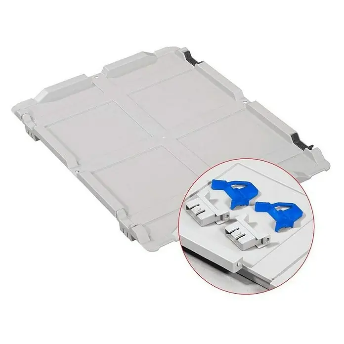 Proregal Euroboxen-Set 10x Eurobox NextGen Economy mit Scharnierdeckel und blauen Verschlüssen - Kunststoff, Grau, 10 Stk. - Das Bild zeigt eine graue Bodenplatte mit einem vergrößerten Ausschnitt von blauen und weißen Verriegelungen, die die Vielseitigkeit des Produkts hervorheben.