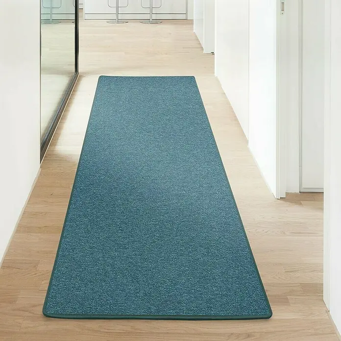 Flachgewebeteppich London - Grün, 100 x 100 cm, 100 % Polypropylen - Ein blauer Teppichläufer liegt in einem hellen Flur auf einem Holzboden, der den Raum optisch aufwertet und gleichzeitig für Komfort sorgt.