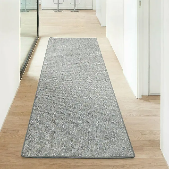Flachgewebeteppich London - Beige, 100 x 100 cm, 100 % Polypropylen - Grauer Teppichläufer auf einem Holzboden in einem hellen Flur. Schützt den Boden und dämpft Geräusche.
