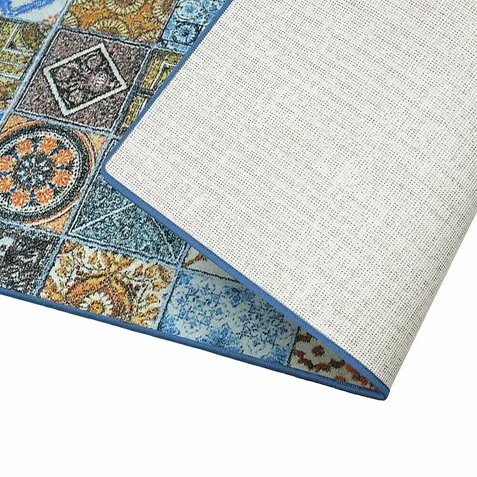 Teppichläufer Bonita - Bunt, 300 x 80 cm, 100 % Polyamid - Detailansicht eines bunten Teppichs mit geometrischen Mustern und einer rutschfesten Rückseite für zusätzlichen Halt.