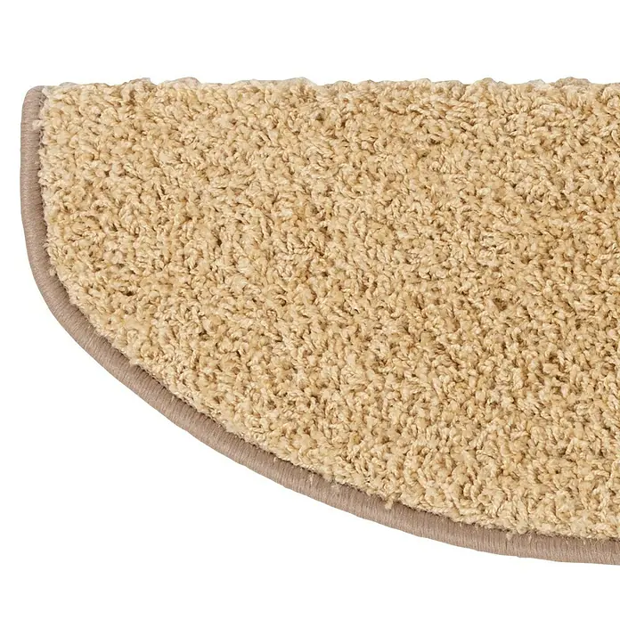 Stufenmatte Shaggy - 65 x 23,5 cm, Beige, Halbrund - Detailaufnahme einer beigen Teppichstufe mit abgerundeter Kante und einer schützenden Bordüre.