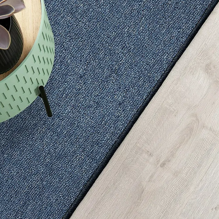 Flachgewebeteppich London - Dunkelblau, 200 x 200 cm, 100 % Polypropylen - Ein Teppich in Denim-Optik mit dezenter Struktur, kombiniert mit hellem Holz und einem modernen Pflanzgefäß. Vielseitig einsetzbar.