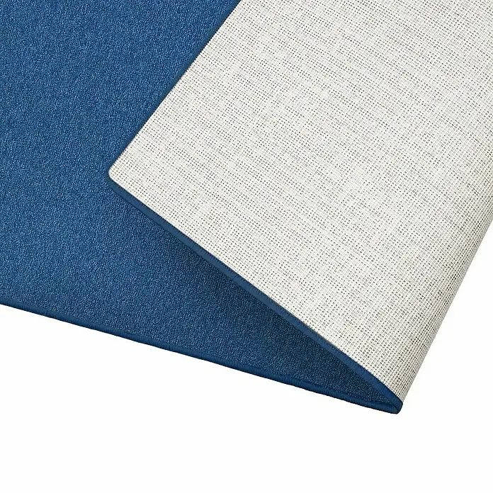 Flachgewebeteppich London - Dunkelblau, 200 x 200 cm, 100 % Polypropylen - Nahaufnahme einer blauen, gewebten Teppichrolle, die auf einer weißen Oberfläche liegt und eine strukturierte Rückseite zeigt.