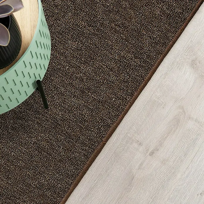 Flachgewebeteppich London - Dunkelbraun, 100 x 100 cm, 100 % Polypropylen - Nahaufnahme eines dunkelbraunen Teppichs und eines hellen Holzbodenbelags, die eine elegante und moderne Raumgestaltung präsentieren.