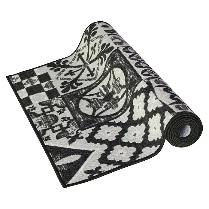 Teppichläufer Sligo - Schwarz/Grau, 500 x 80 cm, 100 % Polyamid - Eine teilweise aufgerollte, gemusterte Matte in Schwarz und Weiß. Ideal für Yoga oder Fitnessübungen, bietet Komfort und Stil.