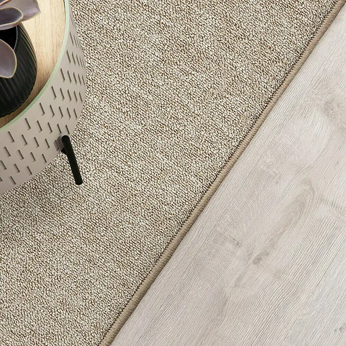 Flachgewebeteppich London - Beige, 100 x 100 cm, 100 % Polypropylen - Nahaufnahme von strukturiertem Teppich und hellem Holzboden, der Textur und Design in der Innenarchitektur zeigt.