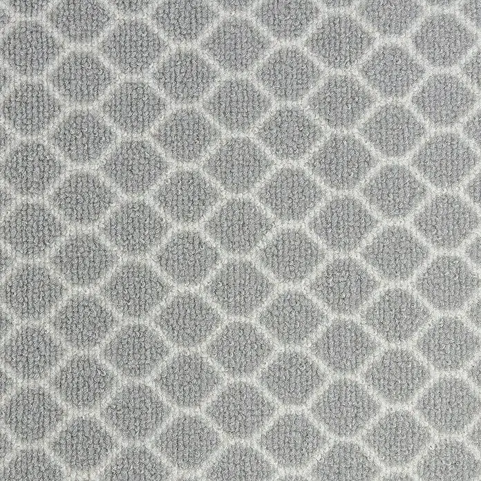 Teppichläufer Tralee - Grau, 300 x 80 cm, 100 % Polyamid - Detailaufnahme eines grauen Teppichs mit geometrischem Rautenmuster, das eine elegante und moderne Textur für den Bodenbelag bietet.