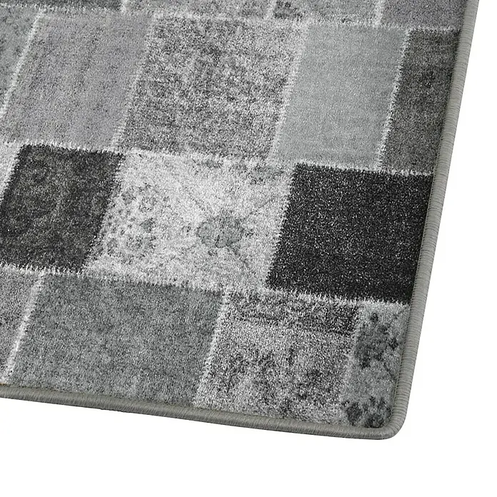 Teppichläufer Monsano - Anthrazit, 250 x 80 cm, 100 % Polyamid - Detailansicht eines grauen Teppichs mit quadratischem Patchworkmuster und schmaler, grauer Bordüre.