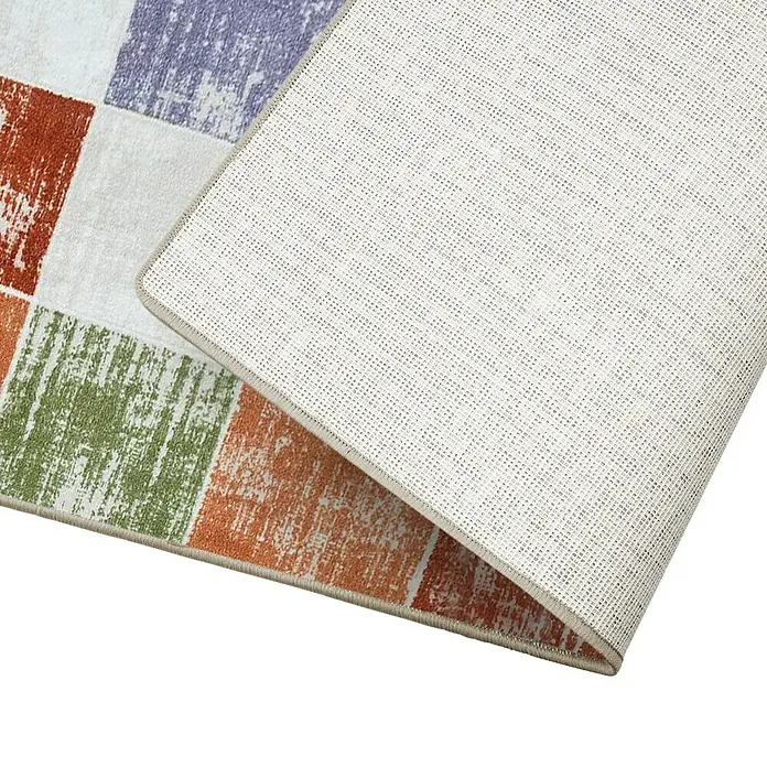 Teppichläufer Capera - Bunt, 100 x 80 cm, 100 % Polyamid - Detailaufnahme eines farbenfrohen Teppichs mit geometrischem Muster und rutschfester Unterseite, ideal für jeden Raum.