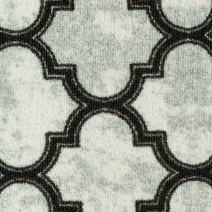 Teppichläufer Limerick - Grau, 250 x 80 cm, 100 % Polyamid - Nahaufnahme eines Teppichs mit einem eleganten, sich wiederholenden schwarz-weißen marokkanischen Muster.