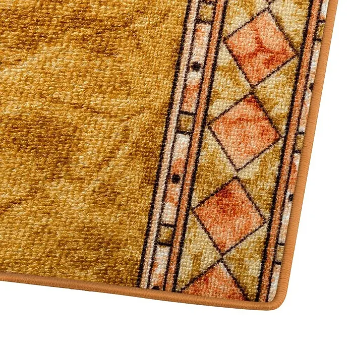 Teppichläufer Rügen - Beige, 500 x 80 cm, 100 % Polyamid - Nahaufnahme eines Teppichs mit geometrischem Muster und braunem Rand. Der Teppich hat eine goldene Grundfarbe mit orangefarbenen Rauten.