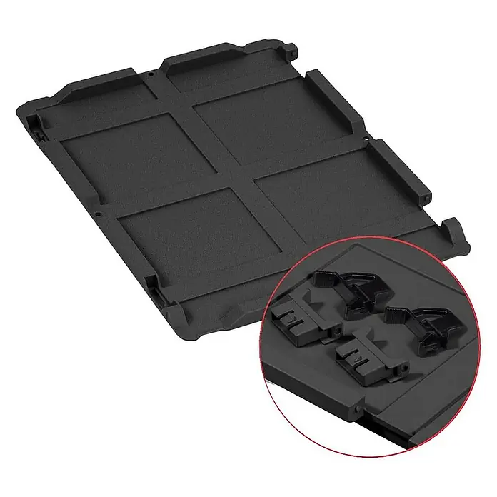 Proregal Euroboxen-Set 4x Eurobox NextGen Grip mit Scharnierdeckel und schwarzen Verschlüssen - Kunststoff, Schwarz, 4 Stk. - Schwarze Kofferraum-Bodenplatte mit Fächern, ideal für die Organisation im Fahrzeug. Detailansicht zeigt praktische Befestigungsclips.
