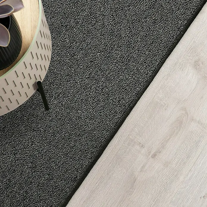 Flachgewebeteppich London - Anthrazit, 100 x 100 cm, 100 % Polypropylen - Nahaufnahme eines modernen, grauen Teppichs neben einem hellen Holzboden, der eine elegante und stilvolle Atmosphäre schafft.