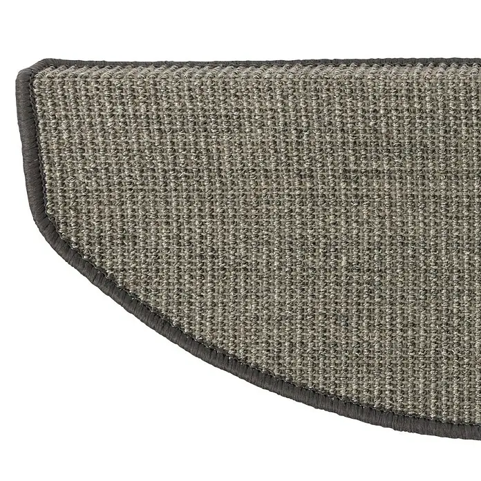 Stufenmatte Premium - 65 x 23,5 cm, 100 % Sisal, Grau - Detailaufnahme eines grauen Sisalteppichs mit dunkler Umrandung. Das grobe Gewebe und die Textur des Teppichs sind gut erkennbar.