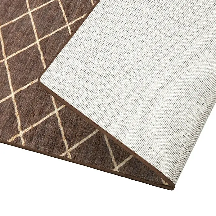 Teppichläufer Cosenza - Braun, 200 x 80 cm, 100 % Polyamid - Nahaufnahme eines braunen Teppichs mit Rautenmuster und rutschfester Unterseite. Der Teppich ist robust und pflegeleicht.
