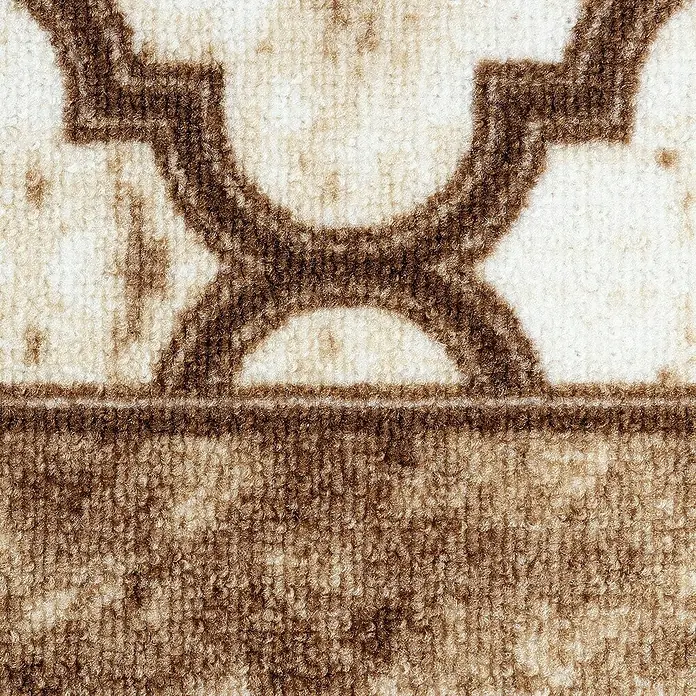 Teppichläufer Waterford - Braun, 100 x 80 cm, 100 % Polyamid - Nahaufnahme eines beigen Teppichs mit braunen geometrischen Mustern, der eine elegante und warme Atmosphäre ausstrahlt.