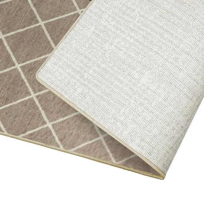 Teppichläufer Cosenza - Beige, 200 x 80 cm, 100 % Polyamid - Nahaufnahme eines beigefarbenen Teppichs mit Rautenmuster und einer texturierten Unterseite.