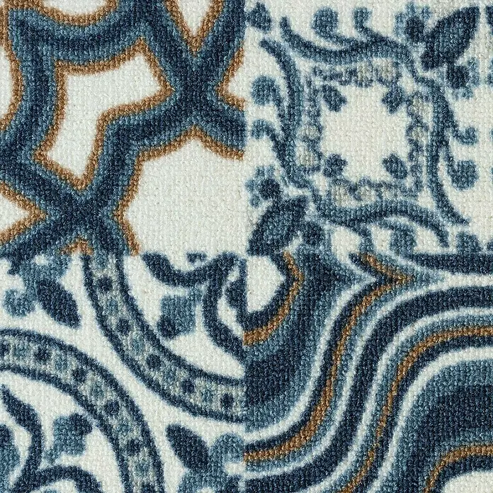 Teppichläufer Newport - Blau, 250 x 80 cm, 100 % Polyamid - Detailaufnahme eines gemusterten Teppichs mit blauen und braunen Ornamenten auf beigem Grund.