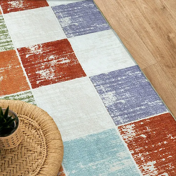 Teppichläufer Capera - Bunt, 100 x 80 cm, 100 % Polyamid - Nahaufnahme eines Patchwork-Teppichs mit geometrischen Mustern in verschiedenen Farben und Texturen.