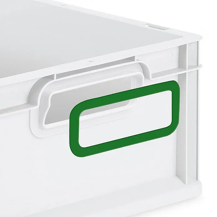 Proregal Euroboxen-Set 10x Eurobox NextGen Color - L x B x H: 40 x 30 x 32 cm, Kunststoff, Grau, Grün, 10 Stk. - Detailaufnahme einer weißen Lagerbox mit grünem Etikettenrahmen, ideal zur übersichtlichen Aufbewahrung von Gegenständen.