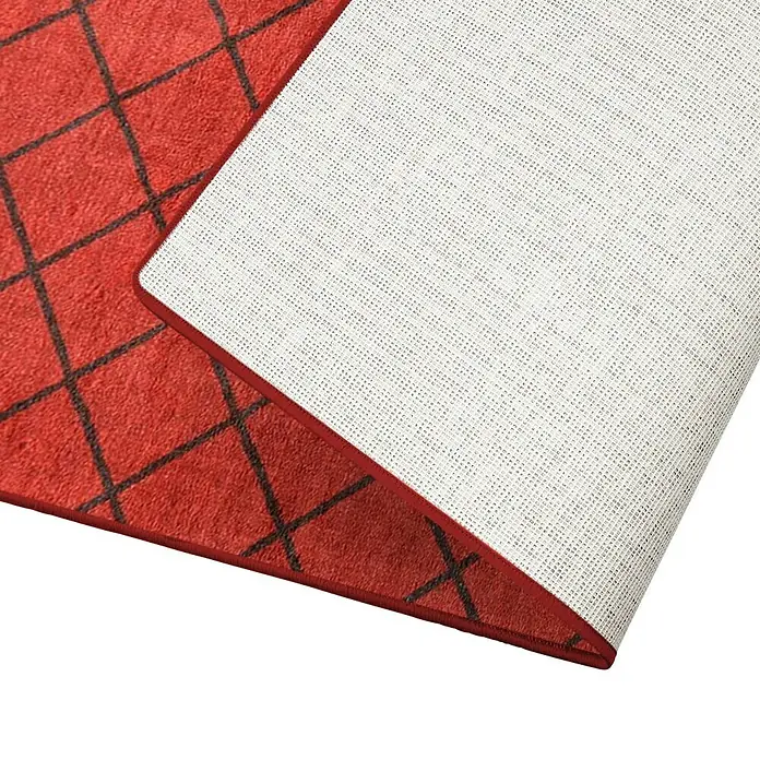 Teppichläufer Cosenza - Rot, 200 x 80 cm, 100 % Polyamid - Nahaufnahme eines roten Teppichs mit einem geometrischen Rautenmuster und einer weißen, rutschfesten Unterseite.