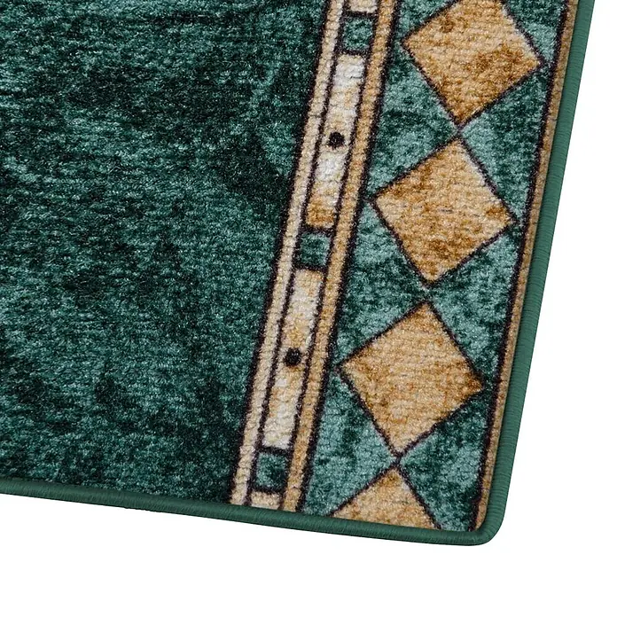 Teppichläufer Rügen - Grün, 100 x 80 cm, 100 % Polyamid - Detailaufnahme eines grünen Teppichs mit geometrischem Muster in Braun- und Beigetönen.