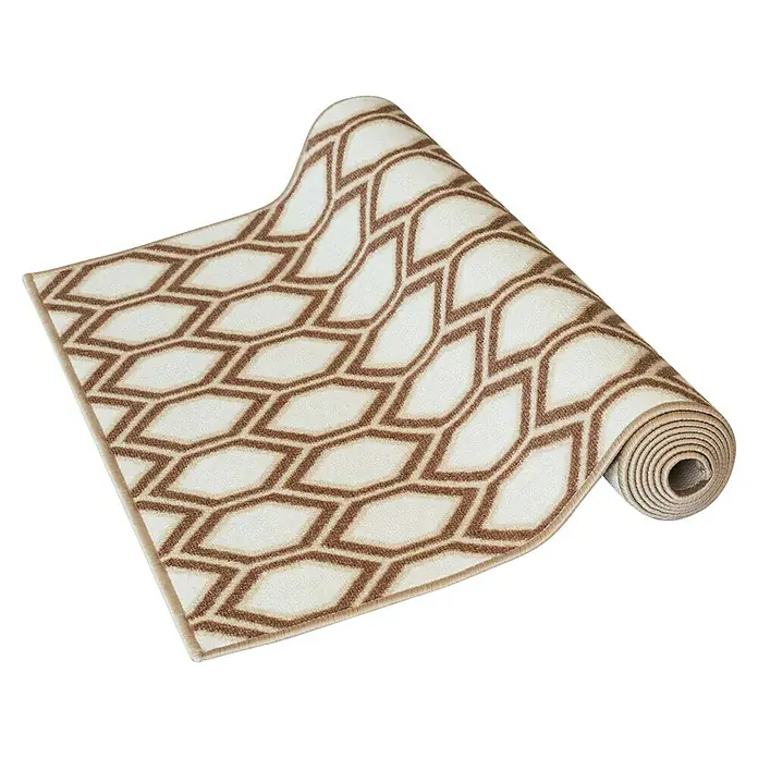 Teppichläufer Cardiff - Braun/Beige, 250 x 80 cm, 100 % Polyamid - Bild eines gerollten Teppichs mit geometrischem Muster in Beige- und Brauntönen. Der Teppich ist teilweise ausgerollt und zeigt ein modernes Design.