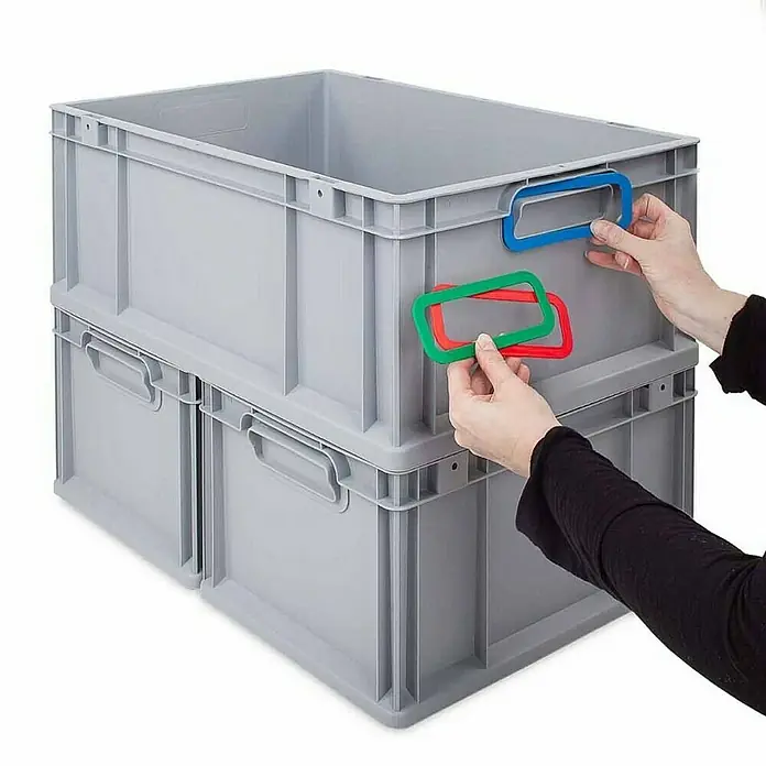 Proregal Euroboxen-Set 4x Eurobox NextGen Color mit Scharnierdeckel und Verschlüssen - Kunststoff, Grau, Schwarz, 4 Stk. - Gestapelte graue Kunststoffbehälter mit farbigen Griffen, die Ordnung und Organisation ermöglichen. Praktische und vielseitige Aufbewahrungslösung.
