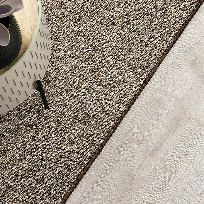 Flachgewebeteppich London - Hellbraun, 100 x 100 cm, 100 % Polypropylen - Nahaufnahme eines Teppichs mit braunem Flor und Holzboden, der eine gemütliche und einladende Atmosphäre schafft.