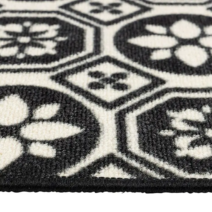Teppichläufer Asaph - Schwarz/Weiß, 200 x 80 cm, 100 % Polyamid - Nahaufnahme einer stilvollen, schwarz-weißen Fußmatte mit floralen und geometrischen Mustern. Perfekt für den Eingangsbereich.