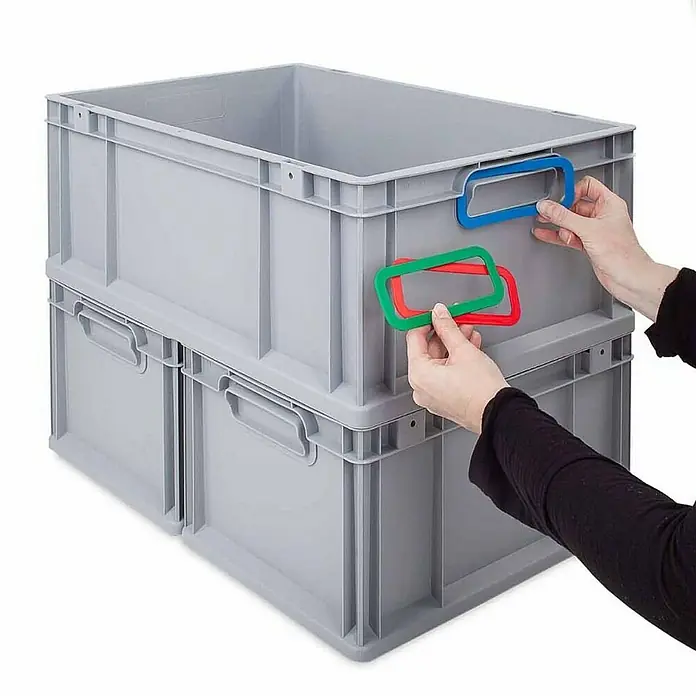 Proregal Euroboxen-Set 10x Eurobox NextGen Color - Kunststoff, Grau, Gelb, 10 Stk. - Ein Stapel grauer Kunststoffbehälter mit farbigen Rahmenetiketten. Die praktischen Boxen sind ideal für Lagerung und Transport.