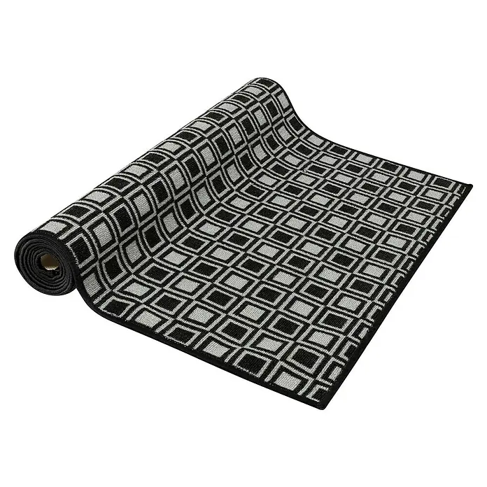 Teppichläufer Naas - Schwarz/Grau, 500 x 80 cm, 100 % Polyamid - Schwarz-weißer Teppich mit geometrischem Muster, teilweise aufgerollt. Perfekt für moderne Wohnräume.