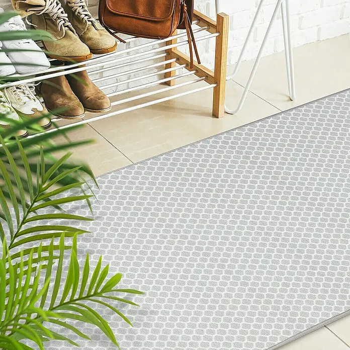 Teppichläufer Tralee - Grau, 300 x 80 cm, 100 % Polyamid - Der graue Teppich mit Wabenmuster liegt im Flur vor dem Schuhregal und sorgt für einen stilvollen Look. Perfekt für Eingangsbereiche.