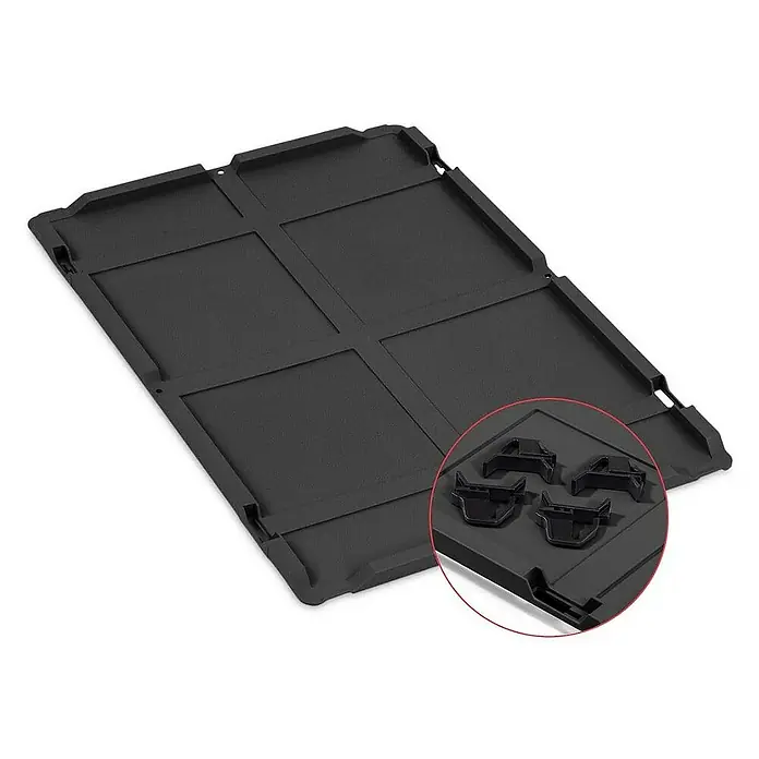SparSet 5x Eurobox NextGen Grip mit Auflagedeckel inkl. 4 schwarzen Schiebeschnappverschlüssen | HxBxT 22x40x60cm | 44 Liter | Schwarz | Griffe offen | Verstärkter Boden | Eurobehälter, Transportbox, Transportbehälter, Stapelbehälter -  - Schwarze Kofferraummatte mit Fächern und vier schwarzen Halterungen, die in einem roten Kreis hervorgehoben sind, für den sicheren Transport von Gegenständen.