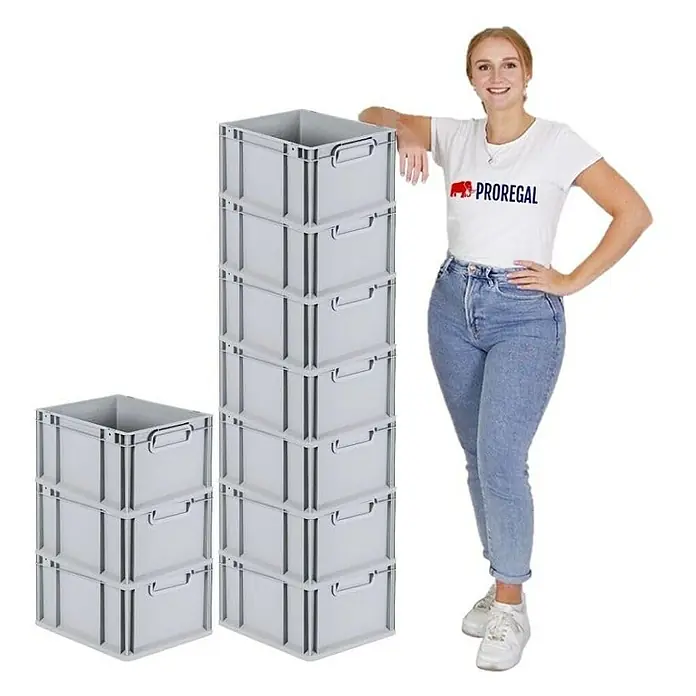 Proregal Euroboxen-Set 10x Eurobox NextGen Economy mit Scharnierdeckel und gelben Verschlüssen - L x B x H: 40 x 30 x 22 cm, Kunststoff, Grau, 10 Stk. - Das Bild zeigt graue Lagerkisten aus Kunststoff, gestapelt in zwei verschiedenen Höhen, neben einer Frau, die ein T-Shirt mit der Aufschrift "PROREGAL" trägt.