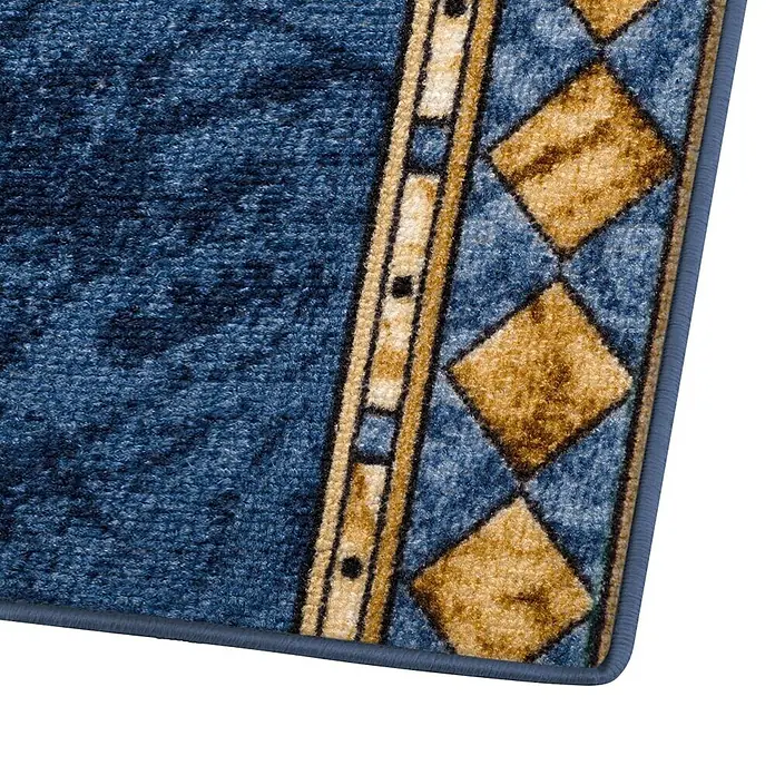 Teppichläufer Rügen - Blau, 300 x 80 cm, 100 % Polyamid - Detailaufnahme eines blauen Teppichs mit geometrischen Mustern und Bordüre, die Textur und Design hervorhebt.